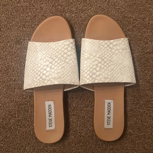 Steve Madden‎ Women's Karolyn White Slides Sandals Size 7M EUC - Picture 1 of 2